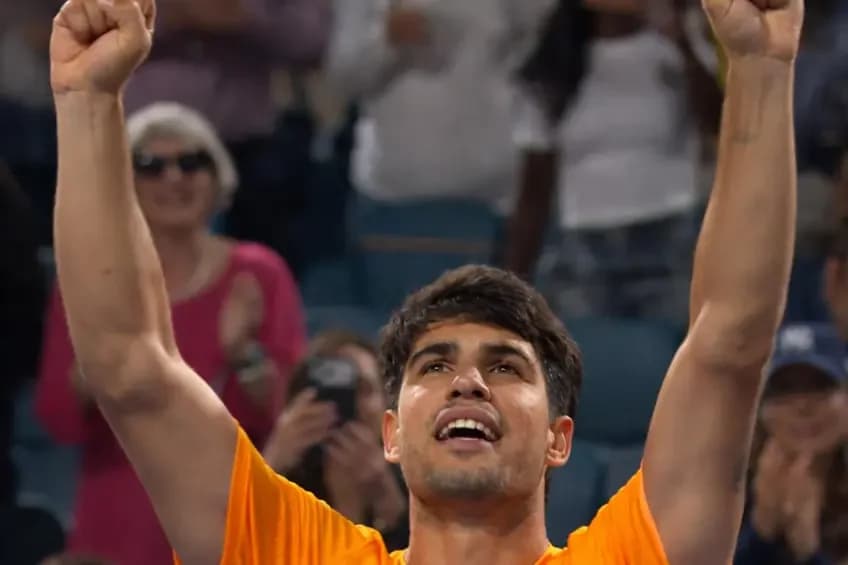 Alcaraz domine Fonseca et file au 3e tour à Miami