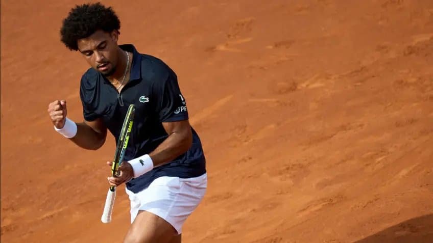 Arthur Fils domine Rafael Jodar et salue sa puissance à Barcelone
