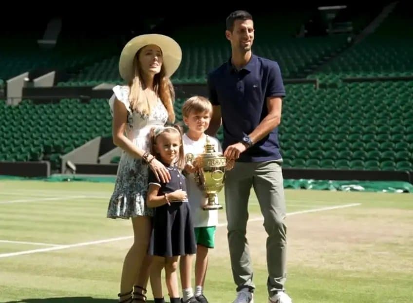 Djokovic entend ses enfants à Wimbledon et file en quarts