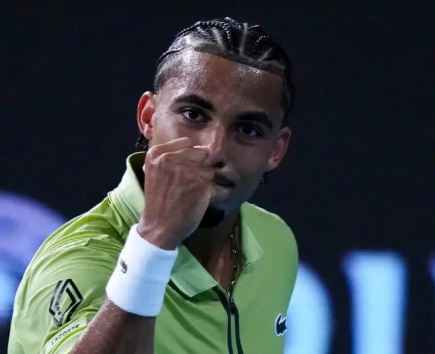 Fils écrase Tsitsipas 6-0 6-1 et file en 8e à Miami