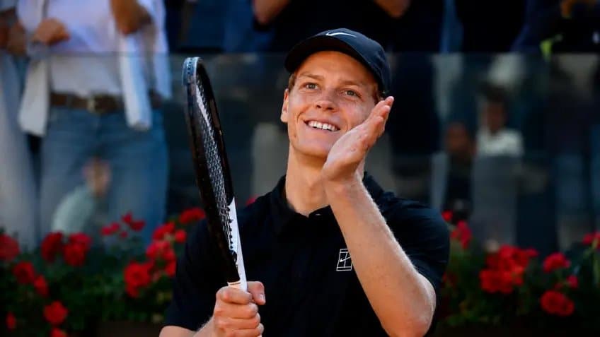 Jannik Sinner bat Alexei Popyrin et se rapproche de Djokovic