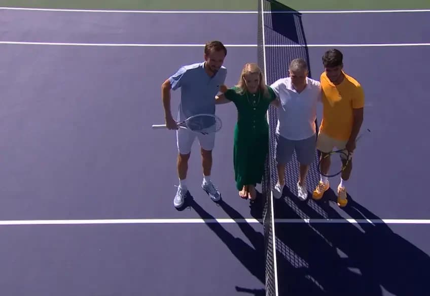 Medvedev bat Alcaraz et reconnaît sa supériorité