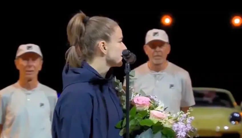 Muchova sourit après sa défaite : Rybakina voulait le Porsche