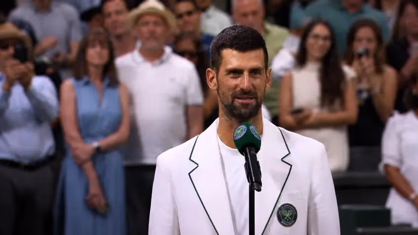 Novak Djokovic domine Tsitsipas à Wimbledon et file au 3e tour