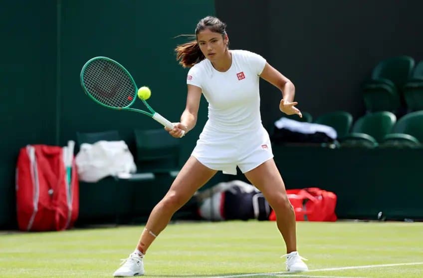 Raducanu écourte l’entraînement à Wimbledon et décale ses médias