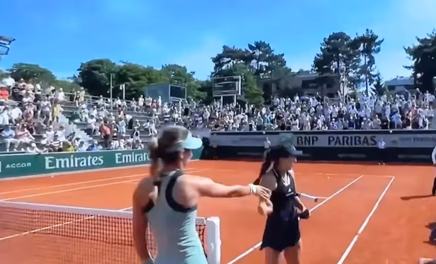 Roland-Garros : Kalinskaya souffre de la chaleur, Osorio glaciale
