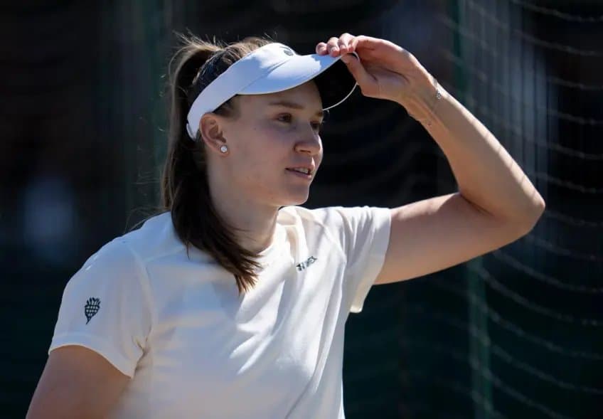 Rybakina a répondu sur le n°1 et a écrasé McNally à Wimbledon
