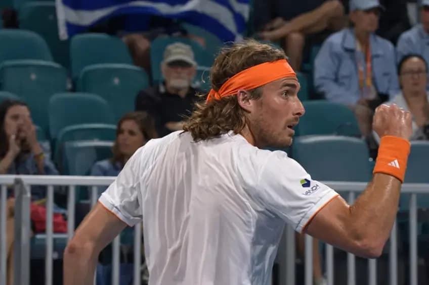 Tsitsipas domine De Minaur à Miami et file au 3e tour